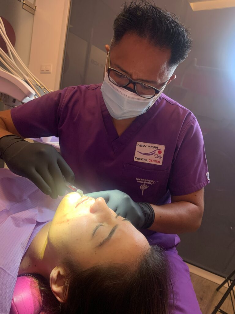 Dr. Romero enseñando técnicas de ácido hialurónico en odontología