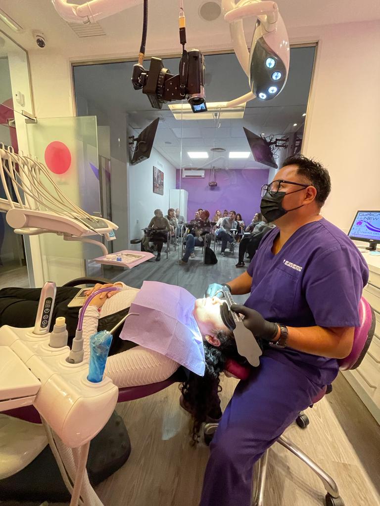 Alumnos practicando técnicas de inyección de ácido hialurónico en un curso del Dr. Edgar Romero