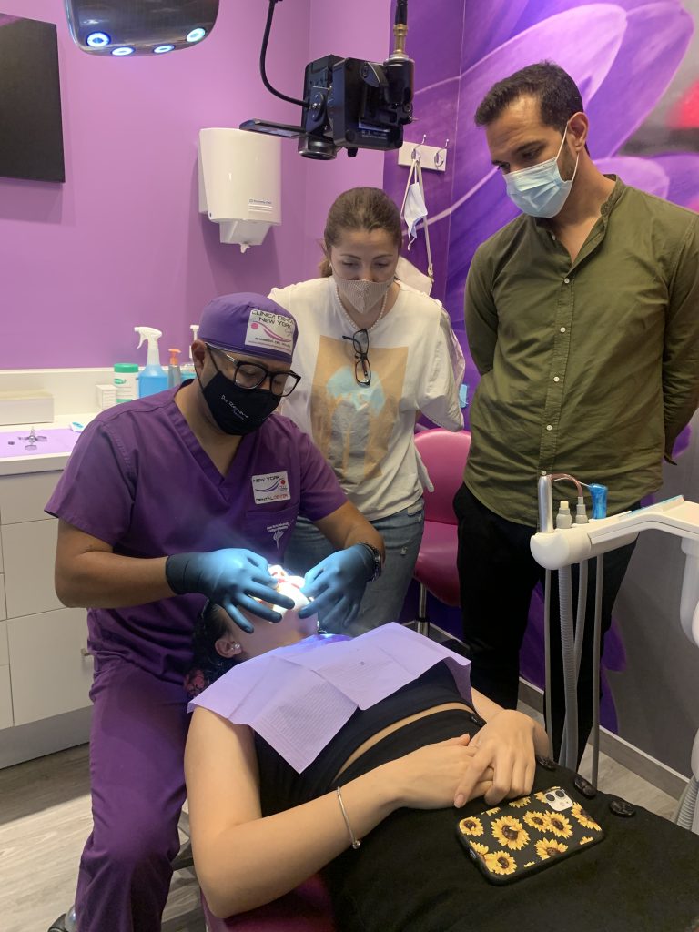 Alumnos practicando técnicas de inyección de ácido hialurónico en un curso del Dr. Edgar Romero