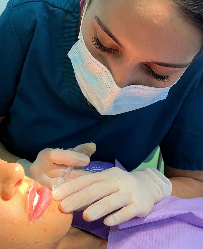 Alumnos practicando técnicas de inyección de ácido hialurónico en un curso del Dr. Edgar Romero