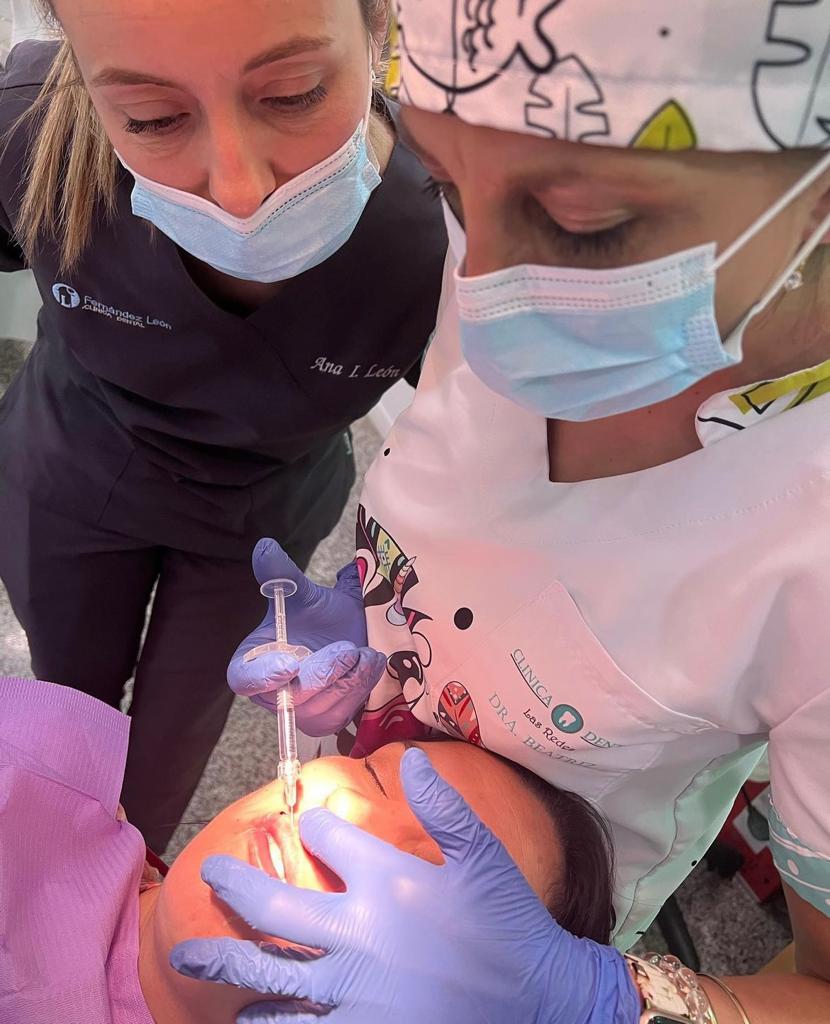 Alumnos practicando técnicas de inyección de ácido hialurónico en un curso del Dr. Edgar Romero