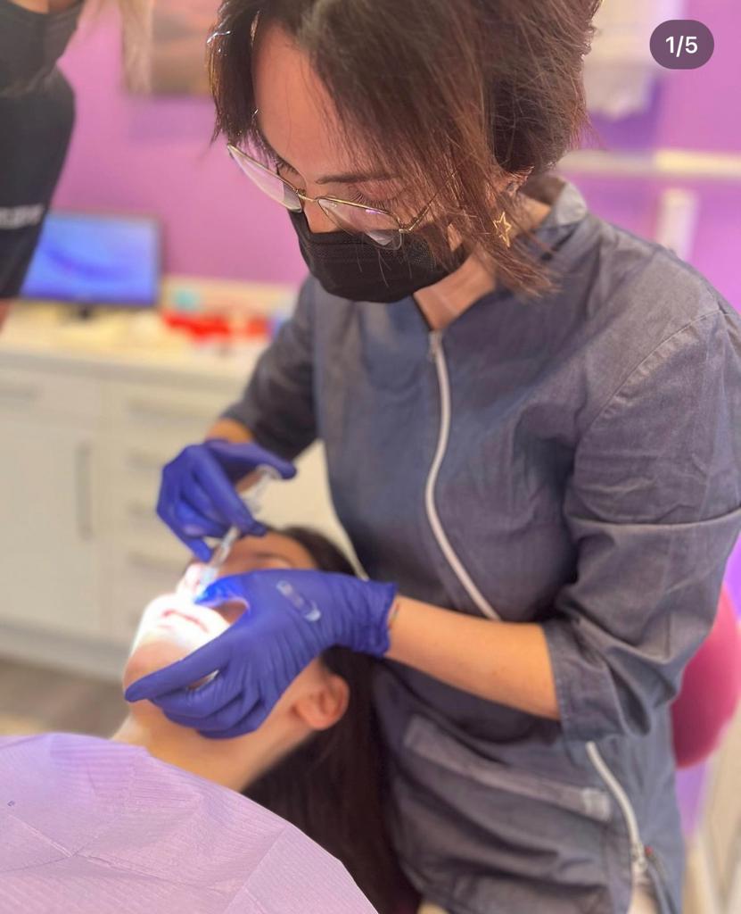 Alumnos practicando técnicas de inyección de ácido hialurónico en un curso del Dr. Edgar Romero