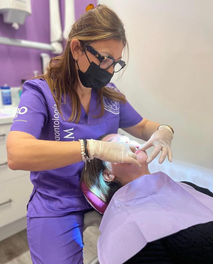 Alumnos practicando técnicas de inyección de ácido hialurónico en un curso del Dr. Edgar Romero