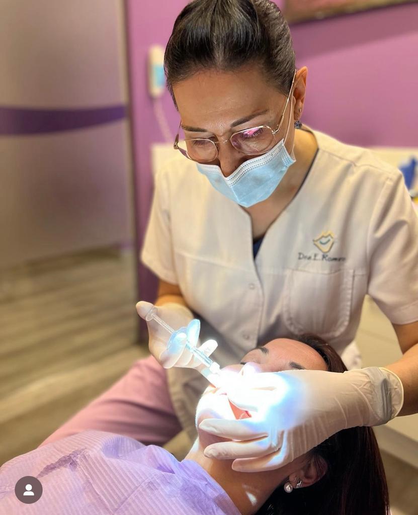 Alumnos practicando técnicas de inyección de ácido hialurónico en un curso del Dr. Edgar Romero