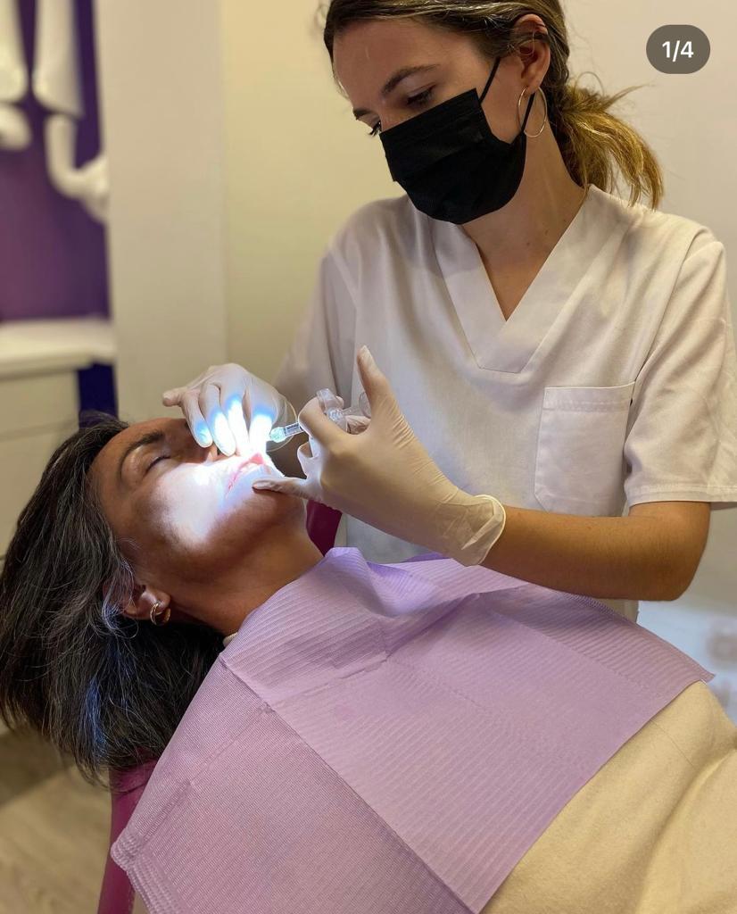 Alumnos practicando técnicas de inyección de ácido hialurónico en un curso del Dr. Edgar Romero