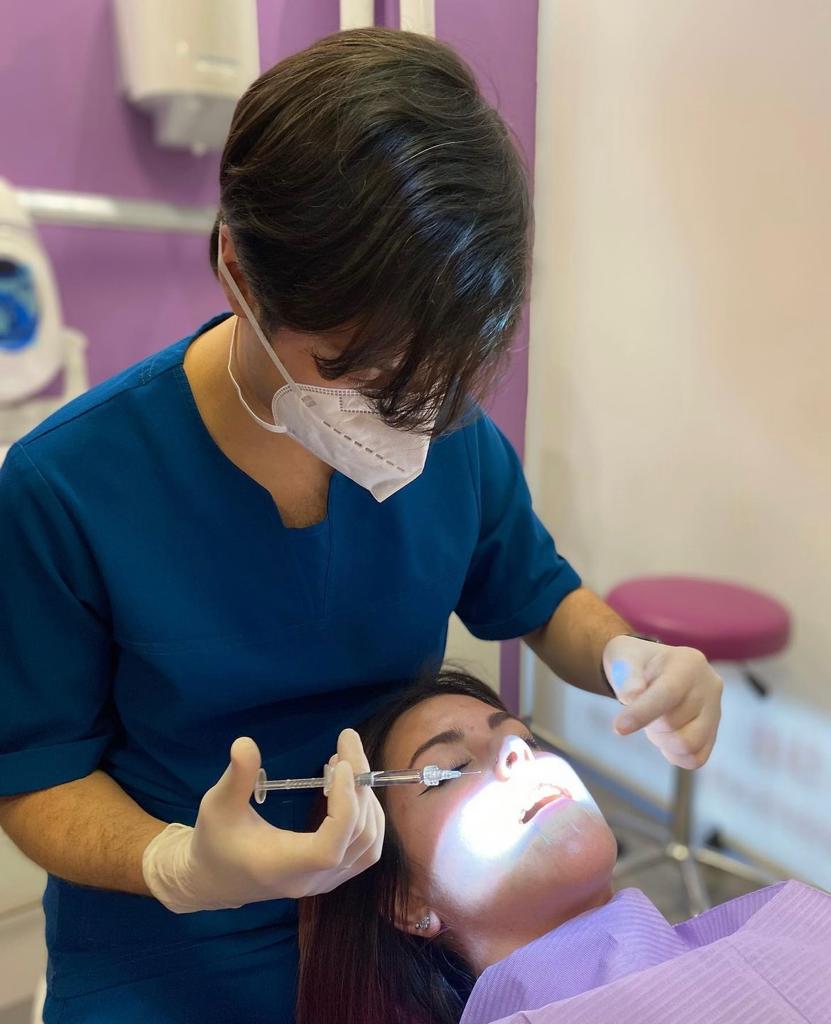Alumnos practicando técnicas de inyección de ácido hialurónico en un curso del Dr. Edgar Romero