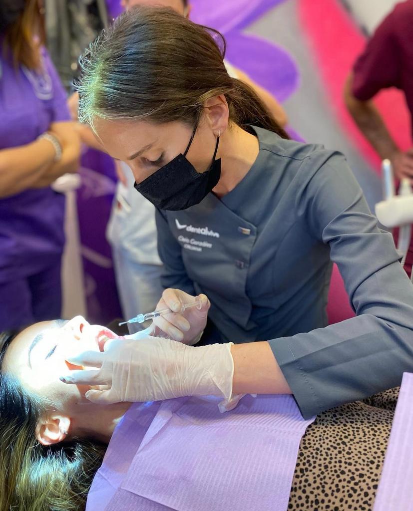 Alumnos practicando técnicas de inyección de ácido hialurónico en un curso del Dr. Edgar Romero