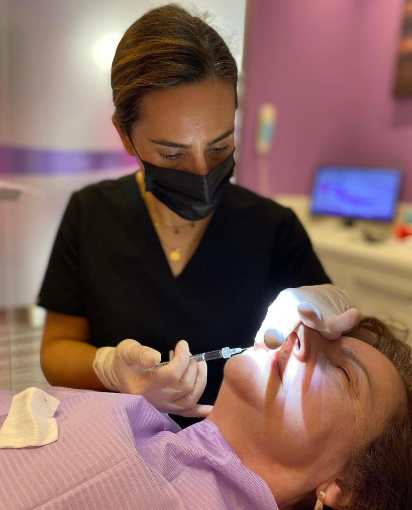 Alumnos practicando técnicas de inyección de ácido hialurónico en un curso del Dr. Edgar Romero