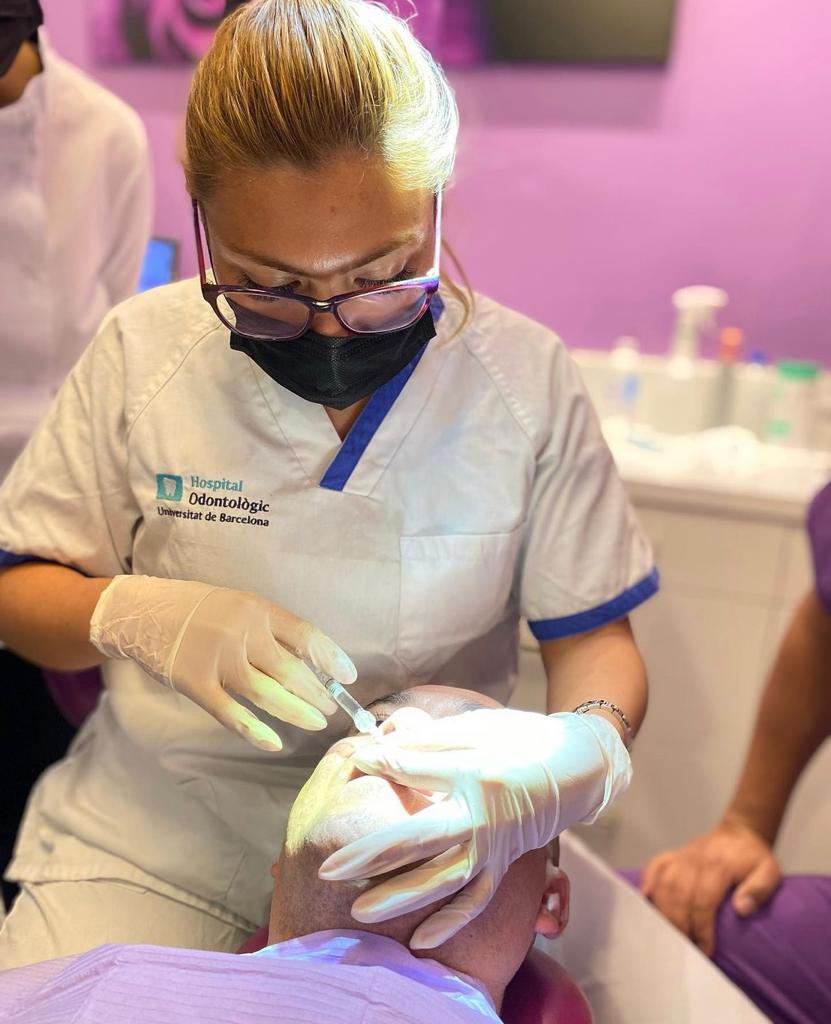 Alumnos practicando técnicas de inyección de ácido hialurónico en un curso del Dr. Edgar Romero