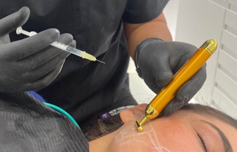 Alumnos practicando técnicas de inyección de ácido hialurónico en un curso del Dr. Edgar Romero